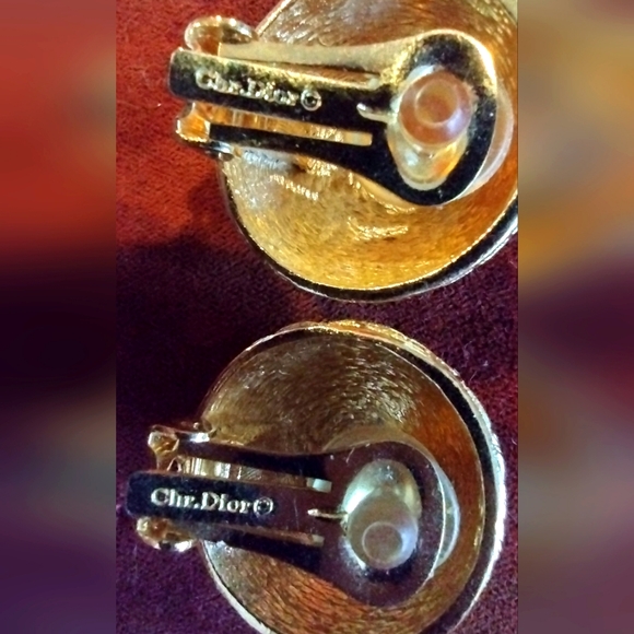 DIOR CHRISTIAN DIOR Vintage Gold Tone Houndstooth Textured Clip-On Earrings - Picture 2 of 7